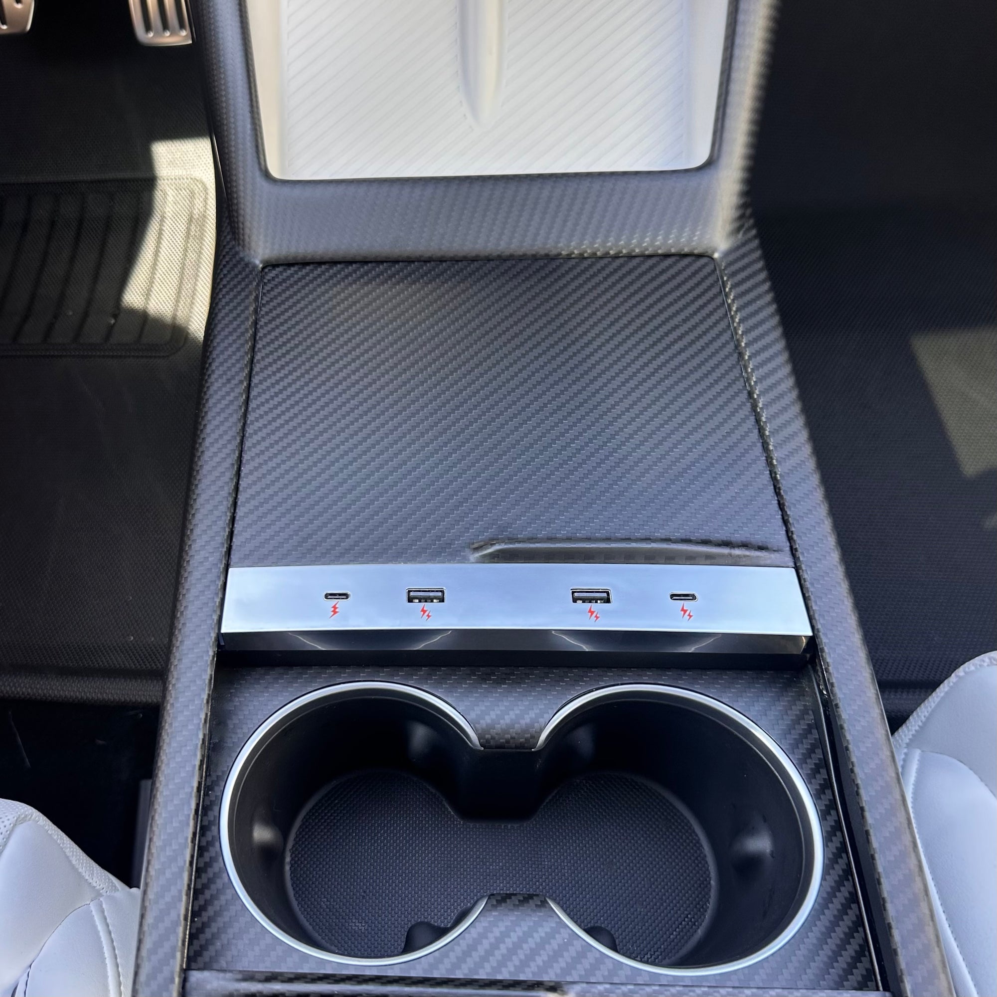 2026+ | Model Y Juniper Refreshed Center Console USB A+C 4 Port Hub Adapter 65W Fast Charger