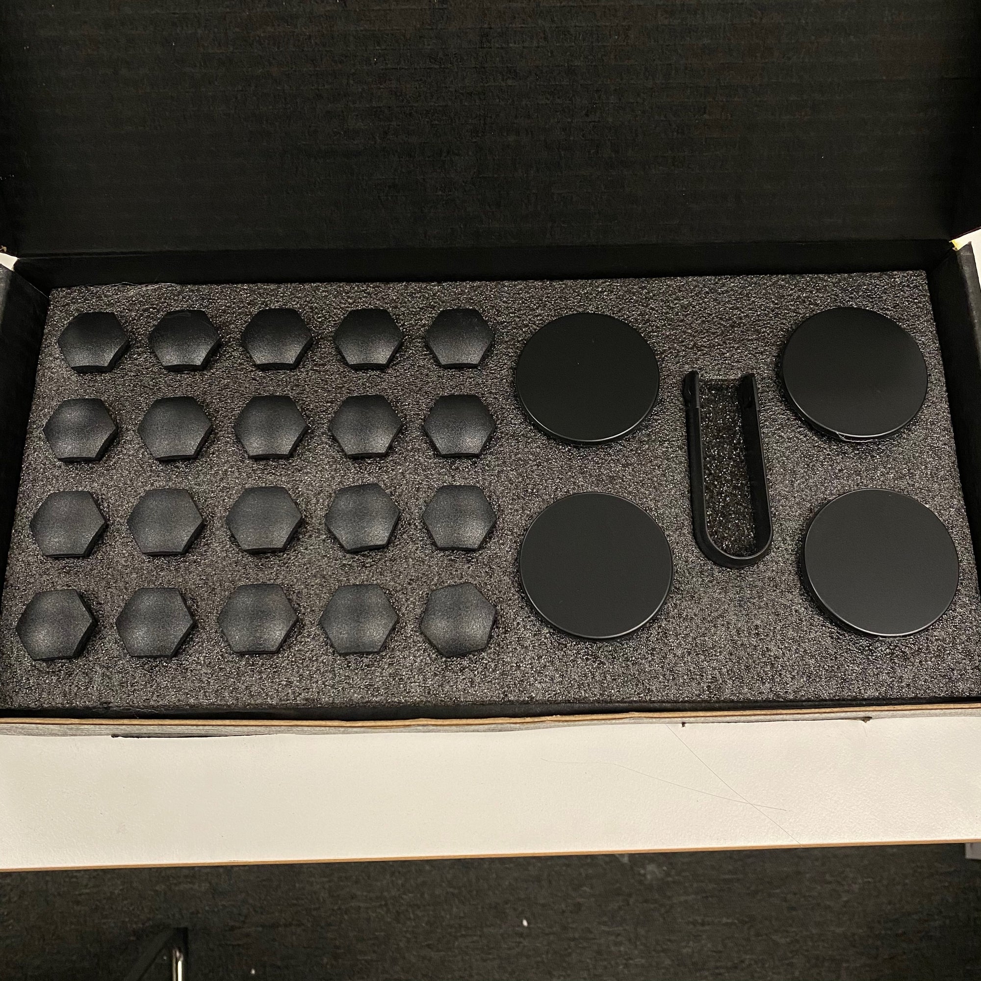 Tesla Model Y Center Caps & Lug Nut Covers - 19" Gemini Wheels