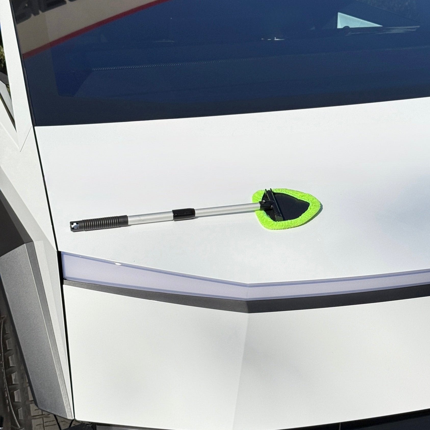 Cybertruck Windshield Extendable Microfiber Dust Cleaning Wand Brush (Short Version) - Green