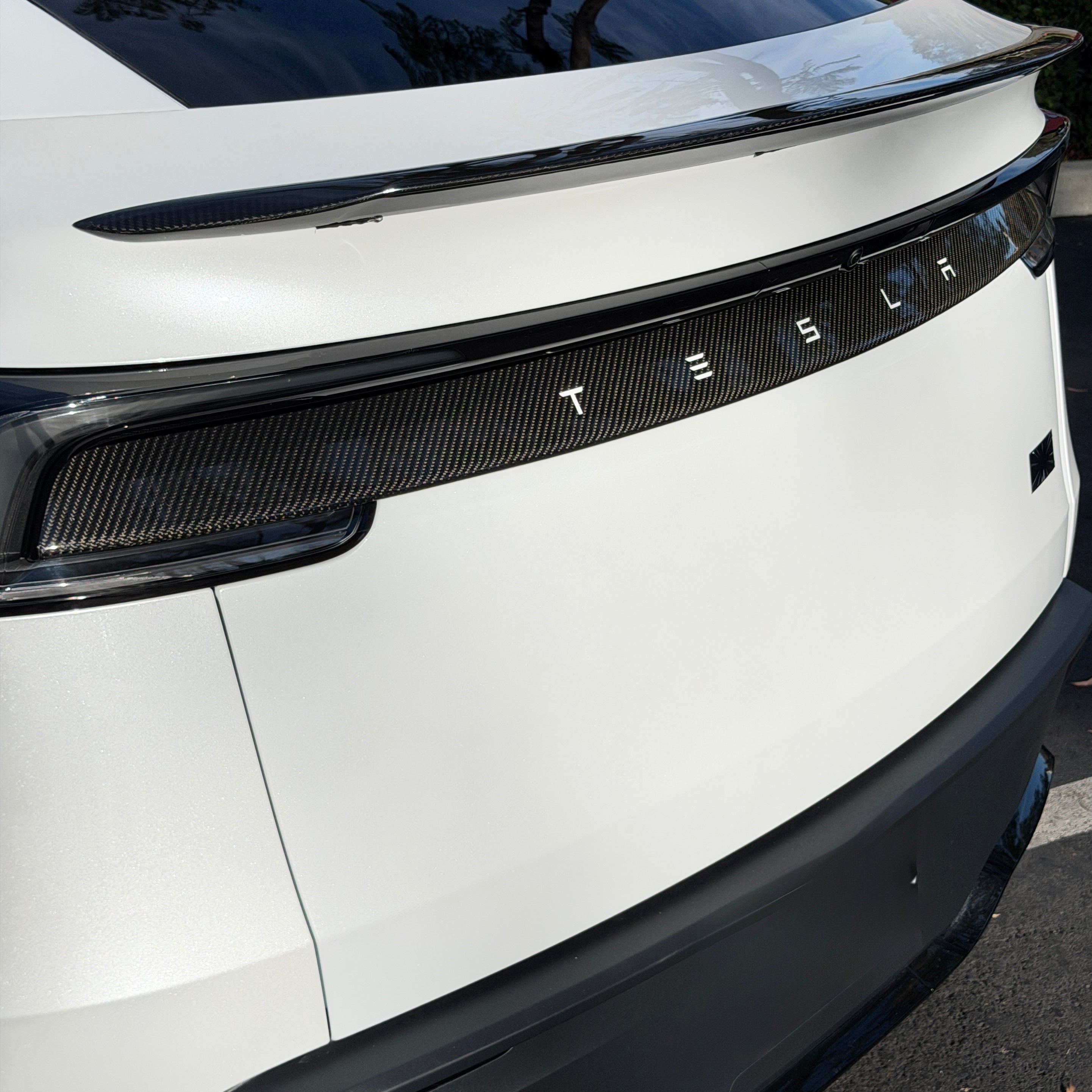 y*y様 新品24-25NOVMBR LIVER153cm 2026+ | Model Y Juniper Refreshed Tailgate Applique - Real Dry